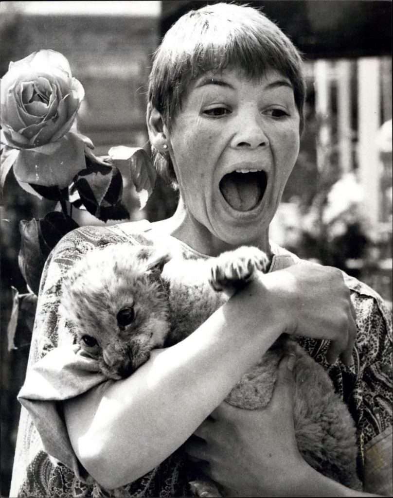 Glenda Jackson and lion cub